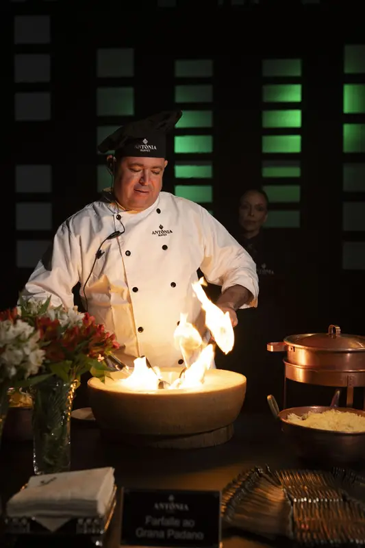 Chef finalizando prato na chama