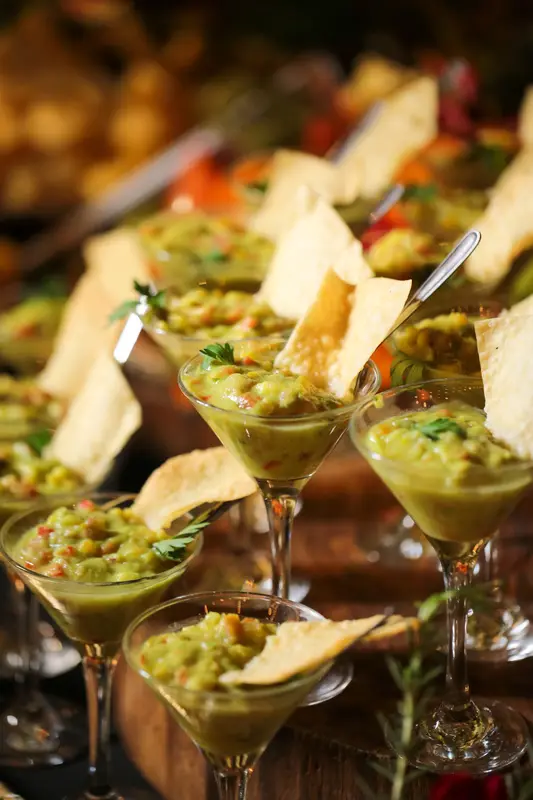 Taças de guacamole com nachos