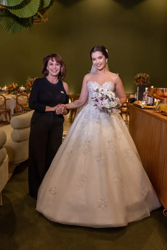 Noiva em casamento atendido pelo Antônia Buffet